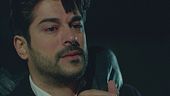 Kemal viene accoltellato