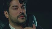 Kemal viene accoltellato