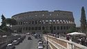 Roma, turisti incivili e Colosseo vandalizzato
