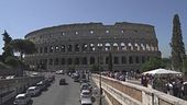 Roma, turisti incivili e Colosseo vandalizzato