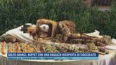 Golfo Aranci, buffet con una ragazza ricoperta di cioccolato