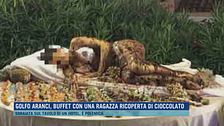 Golfo Aranci, buffet con una ragazza ricoperta di cioccolato