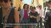 Elly sfida il governo, la sua estate militante