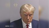 Trump e la sua foto diventata manifesto politico