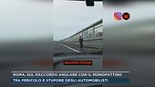Roma, sul raccordo anulare con il monopattino