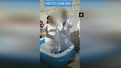 Roberto Amatulli, il video del "battesimo" in piscina