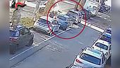 Novi Ligure, tenta di investirla e poi la picchia