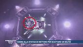 Danni alla statua di Nettuno per scattare un selfie