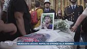 Musicista ucciso, Napoli si stringe alla mamma