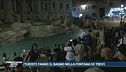 Turisti fanno il bagno nella Fontana di Trevi