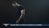 Tiziano Ferro, in attesa di divorzio fa il mammo