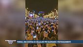 Parigi, una distesa di cellulari per guardare i festeggiamenti