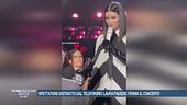 Spettatore distratto dal telefonino: Laura Pausini ferma il concerto