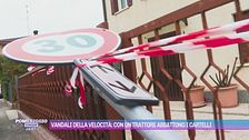 Vandali contro i 30 all'ora: giù i cartelli con un trattore