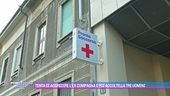 Tenta di aggredire l'ex compagna e poi accoltella tre uomini