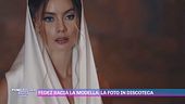 Fedez bacia la modella: la foto in discoteca