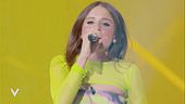 Angelina Mango canta la sua nuova hit "Che t'o dico a fa'"