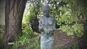 La statua della donna che allatta bandita da Milano