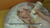 Amore folle: "Mio figlio è un bambolotto"