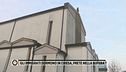 Gli immigrati dormono in chiesa, prete nella bufera
