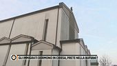 Gli immigrati dormono in chiesa, prete nella bufera