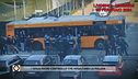I tifosi fuori controllo che assaltano la polizia