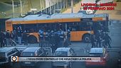 I tifosi fuori controllo che assaltano la polizia