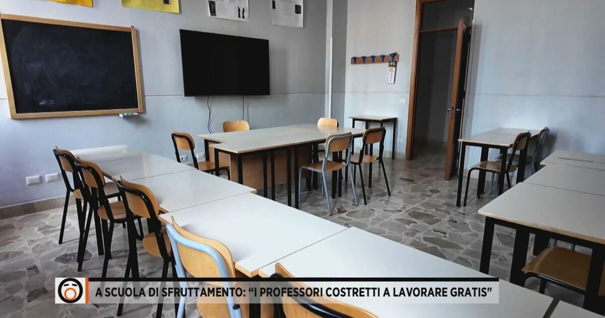 Fuori dal coro: A scuola di sfruttamento: "I professori costretti a lavorare gratis" Video | Mediaset Infinity