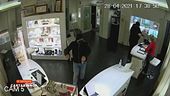 Immagini della rapina nella gioielleria di Mario Roggero