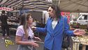 Elly Schlein (con l'armocromista) va al mercato a cercare il popolo