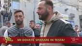 Insulti e minacce per Brumotti davanti allo striscione per il rapinatore "martire"