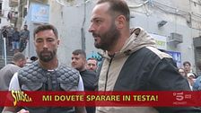 Insulti e minacce per Brumotti davanti allo striscione per il rapinatore "martire"