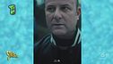 Lazza cambia faccia (e voce) e diventa Gerry Scotti