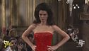 A "Moda Caustica" Kendall Jenner e l'abito fatto di unghie rosse