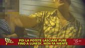 La scuola è chiusa e il cortile diventa un parcheggio (abusivo)