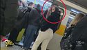 Milano, borseggiatori in azione (e poi in fuga)