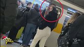 Milano, borseggiatori in azione (e poi in fuga)
