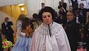 A "Moda caustica" Ezra Miller si presenta... in maschera