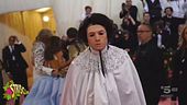 A "Moda caustica" Ezra Miller si presenta... in maschera