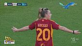 Altro che polemiche, c'è chi il Var lo prende a pallonate