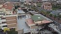 Roma, l'incendio della discarica abusiva vicina alle case