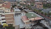 Roma, l'incendio della discarica abusiva vicina alle case
