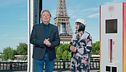 Parigi, abbracci e distributori