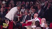 Amadeus si siede sul presidente di Rai Cinema. Che figura…