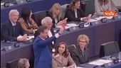 Europarlamento, fischietto e cartellino rosso di protesta