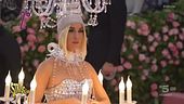 A "Moda caustica" c'è Katy Perry vestita da lampadario