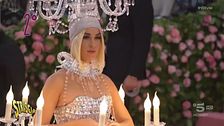A "Moda caustica" c'è Katy Perry vestita da lampadario