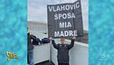 Lo striscione della Festa del Papà: "Vlahovic, sposa mia madre"