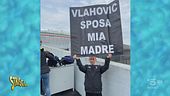 Lo striscione della Festa del Papà: "Vlahovic, sposa mia madre"