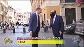 Vespone, barba finta e dossier scottanti